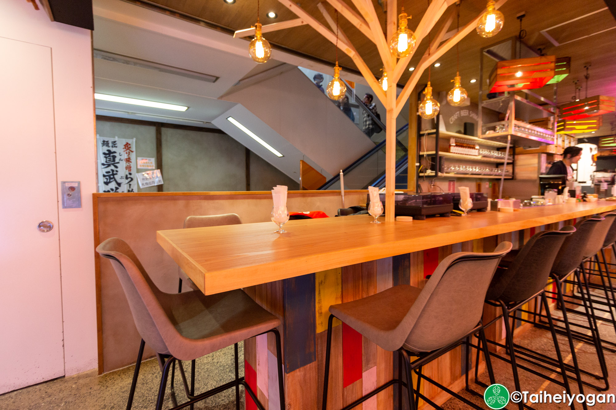 Craft Beer Shimaneko・クラフトビール しまねこ - Interior - Counter Seating