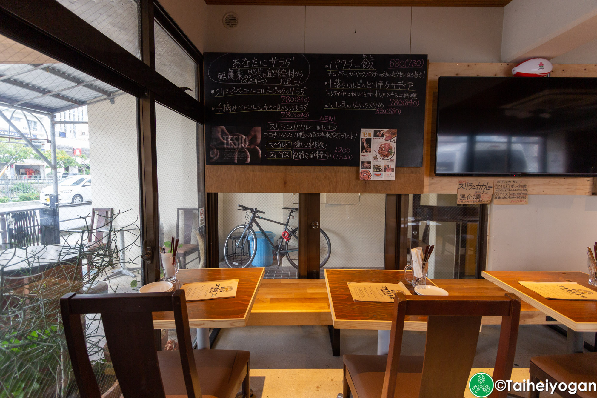 コザ麦酒工房・Koza Brewing Okinawa (那覇久茂地店・Shuri Kumoji) - Interior - Table Seating