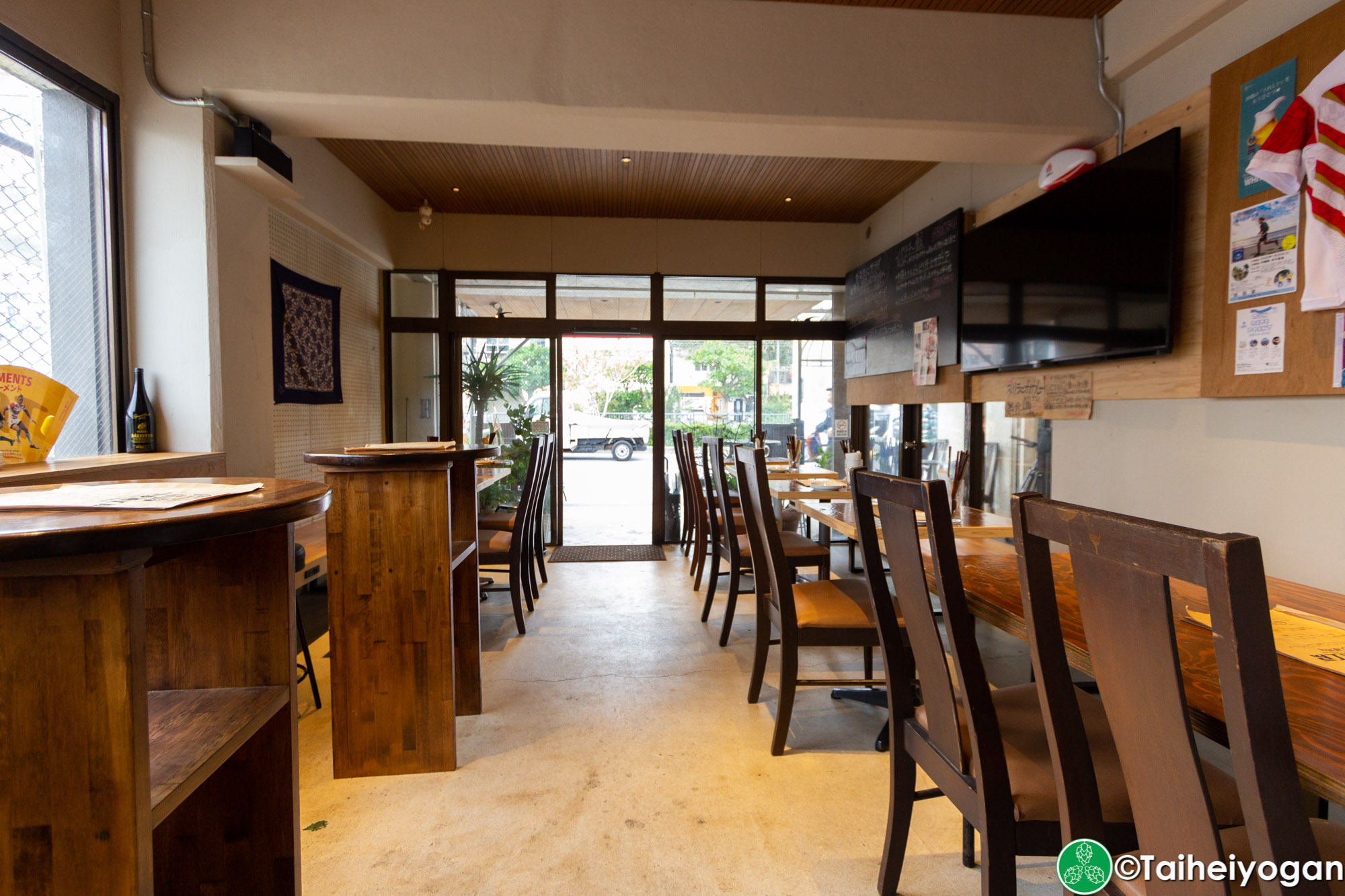 コザ麦酒工房・Koza Brewing Okinawa (那覇久茂地店・Shuri Kumoji) - Interior - Table Seating