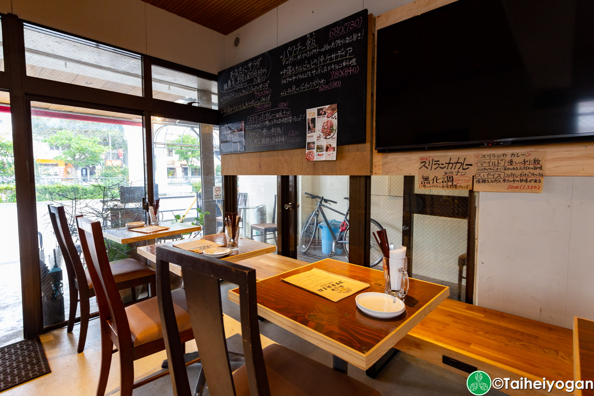 コザ麦酒工房・Koza Brewing Okinawa (那覇久茂地店・Shuri Kumoji) - Interior - Table Seating